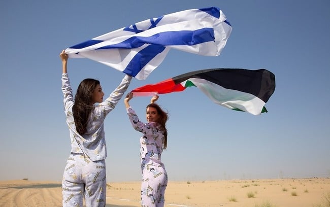 بعد التطبيع .. علم اسرائيل في صحراء دبي : أزاميل